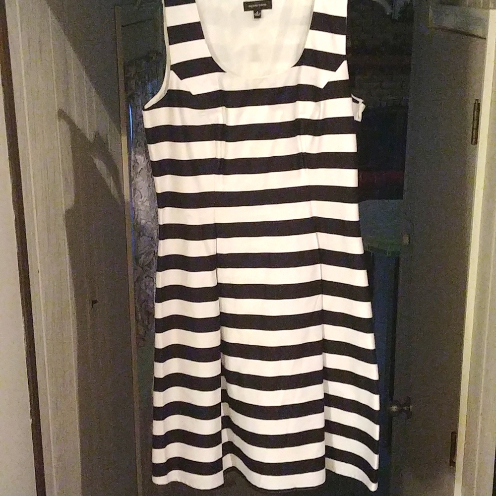 Bl & wh sleeveless scoop-neck👗